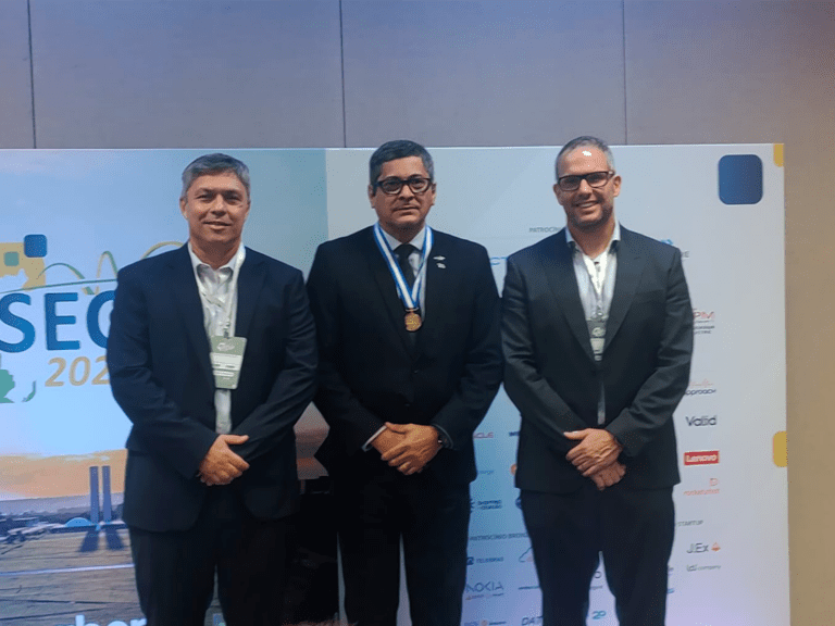 Na foto o Diretor-Presidente da Proderj, Flávio Rodrigues, Lincoln Nunes e o secretário de transformação digital do Rio de Janeiro, Mauro Frias